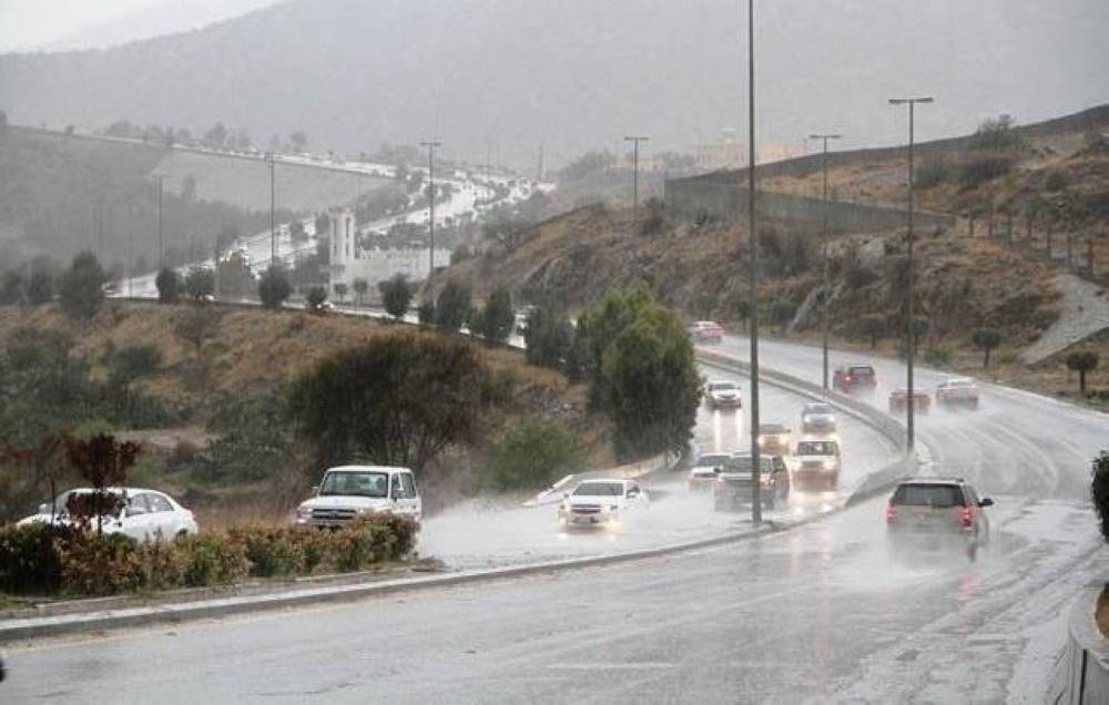 طقس اليوم .. الأرصاد هطول أمطار رعدية مصحوبة بزخات من البرد على 4 مناطق في السعودية